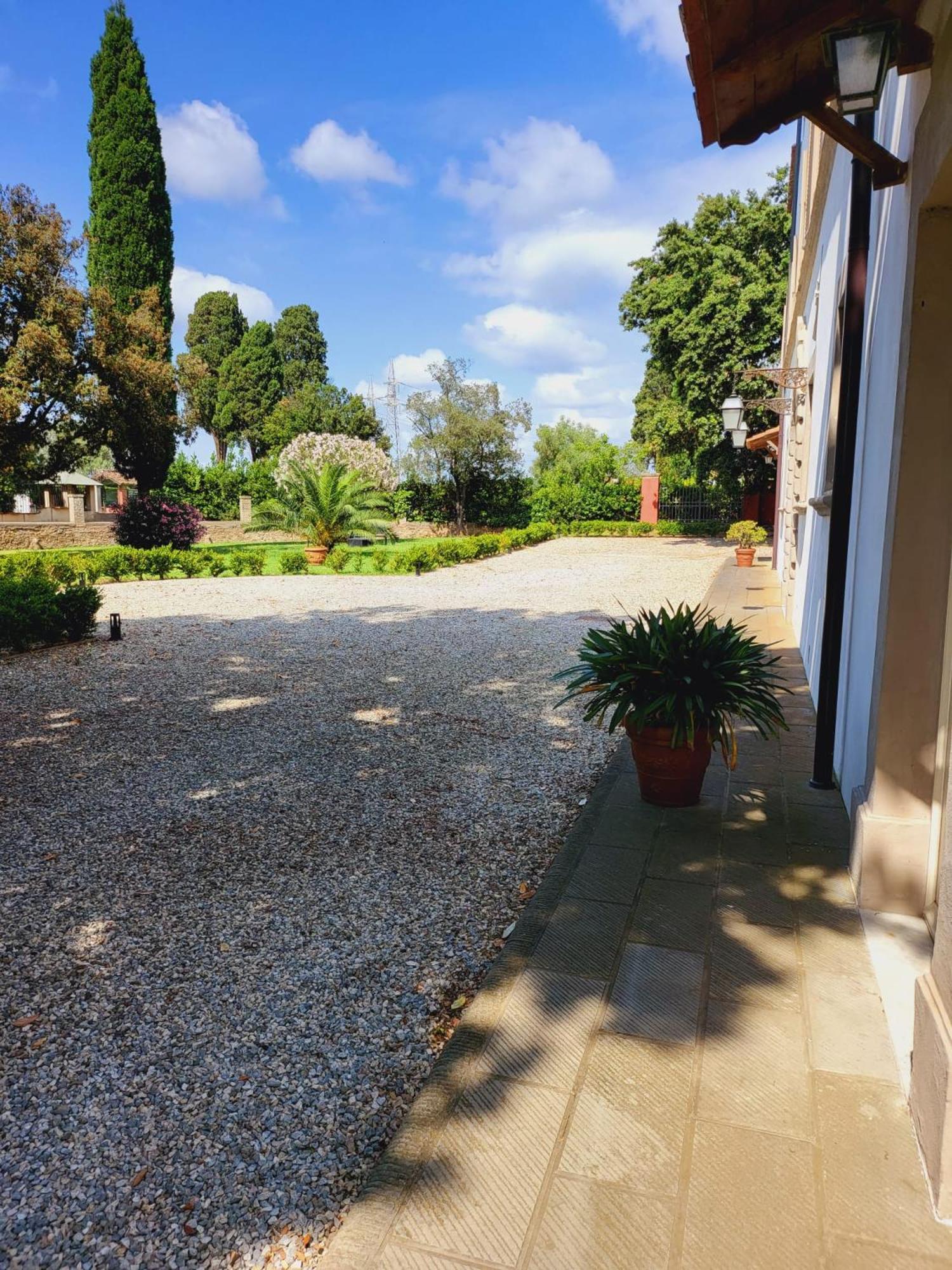 La Villa Apartments: Sardinia-Corsica Gateway with Secure Parking Livorno Exterior photo