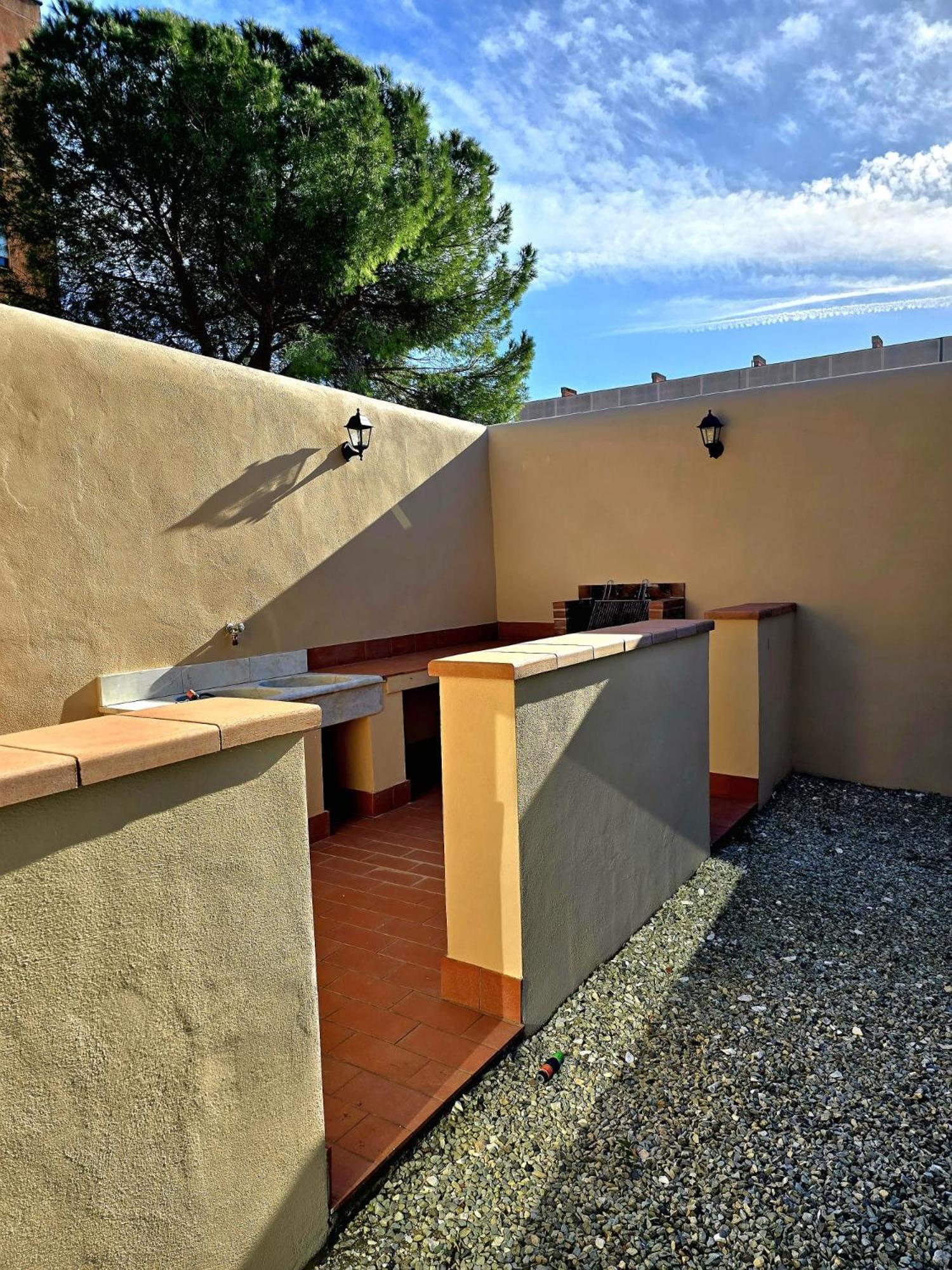 La Villa Apartments: Sardinia-Corsica Gateway with Secure Parking Livorno Exterior photo