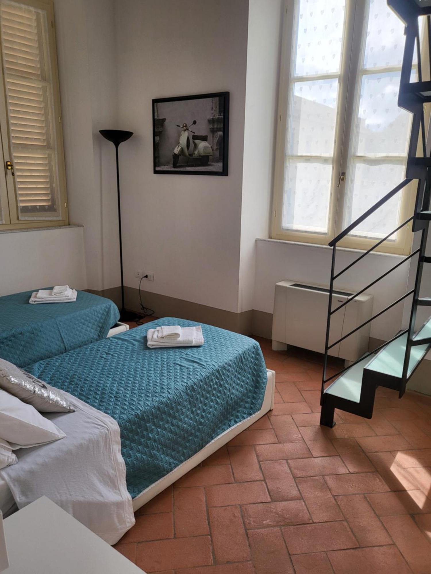 La Villa Apartments: Sardinia-Corsica Gateway with Secure Parking Livorno Exterior photo