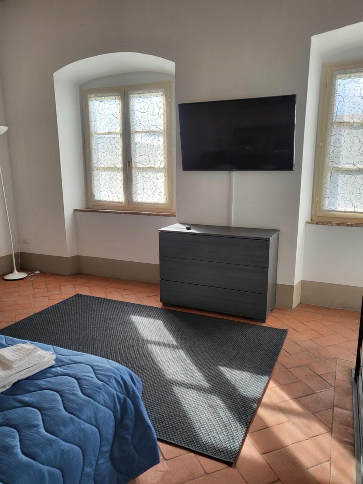 La Villa Apartments: Sardinia-Corsica Gateway with Secure Parking Livorno Exterior photo